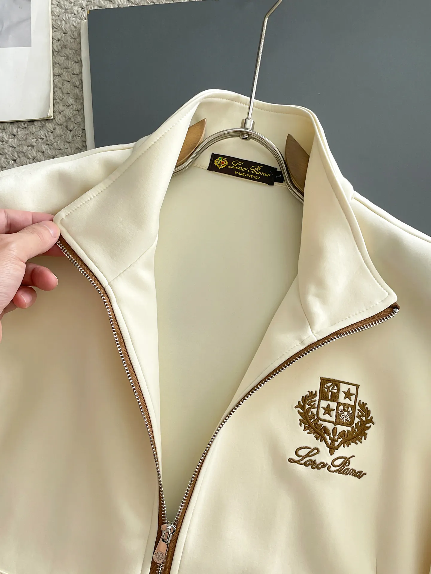 LP New Arrival counter Same Style casual suit, Breathable, comfortable and casual! Full of high-end feel! The details are exquisite and high-end, and the workmanship is impeccable! The original Premium fabric is very high-end! The fabric is crisp and anti-wrinkle Wear-Resistant, warm, neat and stylish. Everyone must buy a set this autumn and winter. They must look cool and cool when wearing them. We especially recommend Sizes M-3XL